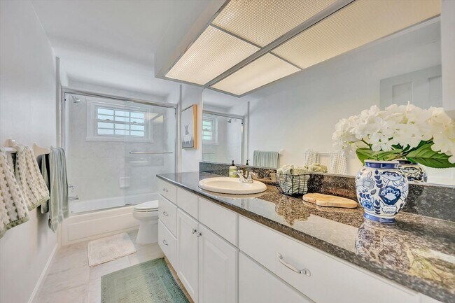 Building Photo - Luxury 5 Bed/4 Bath Pool Home on a Golf Course in Central Sarasota