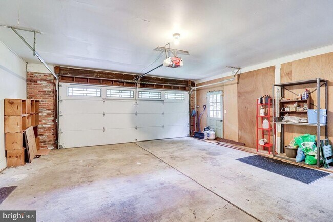 Building Photo - This elegant and unique three-level split ...