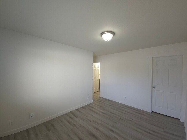 Building Photo - Recently Remodeled Home