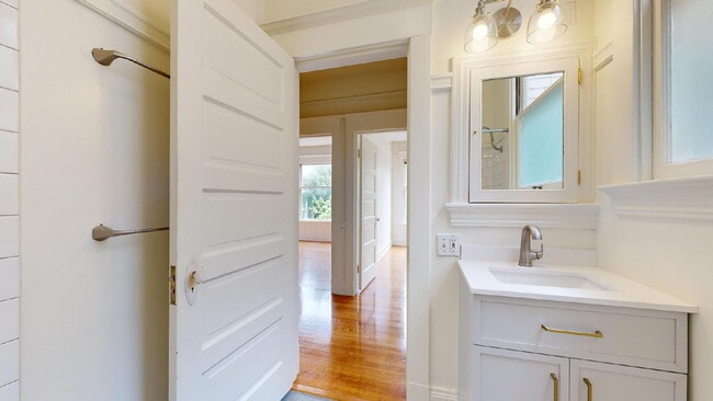 Building Photo - Charming 2BR/1BA in Cole Valley – Garage Parking, In-Unit Laundry & Private Backyard