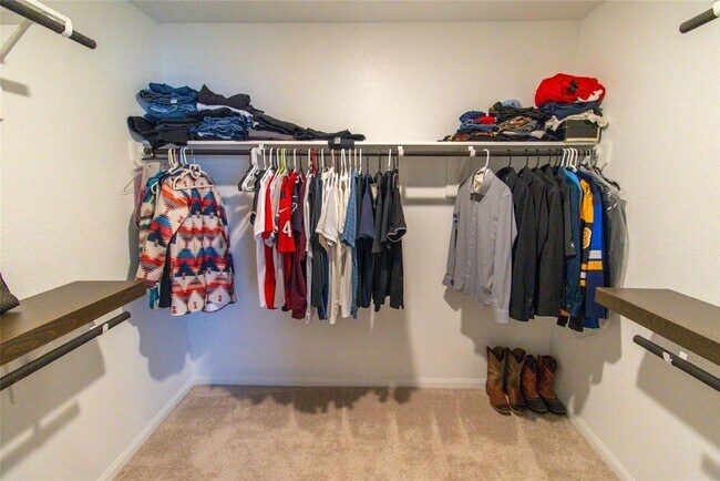 Building Photo - 2221 Middle Rdg Dr