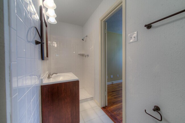 Building Photo - UT PRE-LEASE: 4 bed/2 bath North Campus home for pre-Lease. Features wood floors and many updates