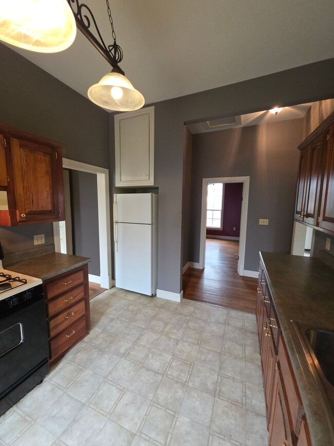 Building Photo - 217 W 7th St