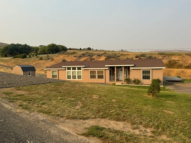 Building Photo - 4 Bed 3 Bath Home with Expansive Country Views!
