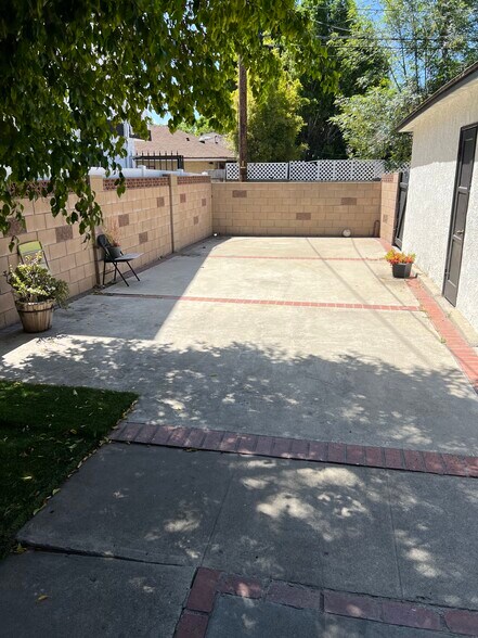 Building Photo - 12660 Oxnard St
