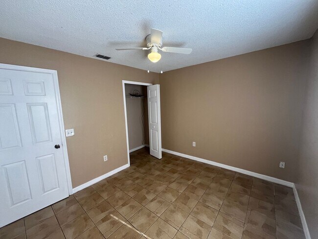 Building Photo - 204 Canterbury Ct