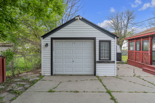 Building Photo - 18333 Beechwood St