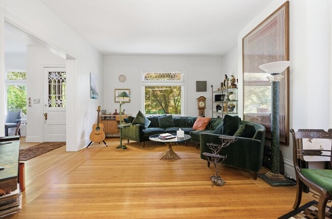 Building Photo - Stunning 5 Bedroom 2.5 Bathroom Home in Squirrel Hill