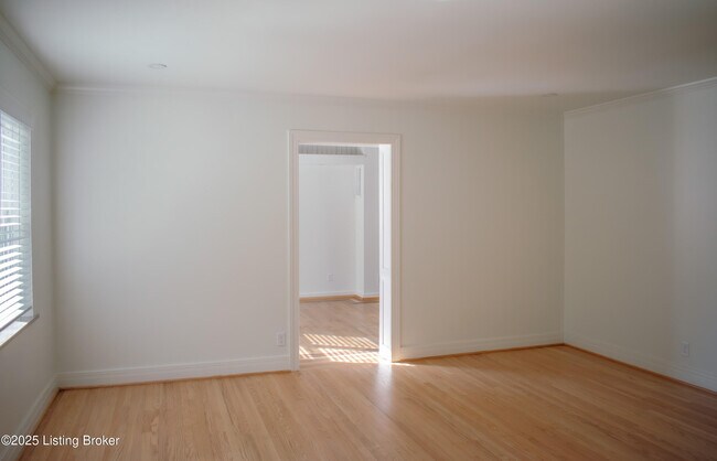 Building Photo - 2725 Brownsboro Rd