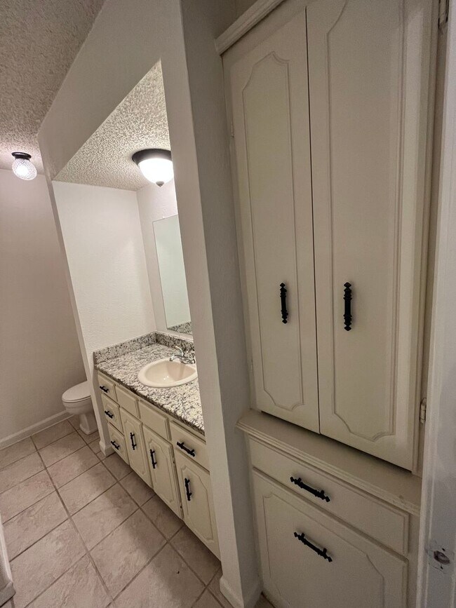 Building Photo - Peaceful 3 bedroom house in Broken Arrow!