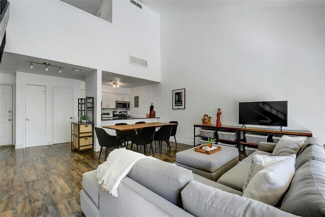 Building Photo - 1818 S Lakeshore Blvd