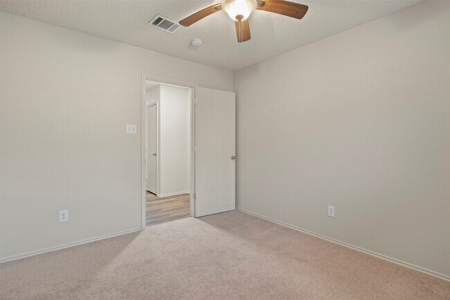 Building Photo - 536 Del Mar Dr