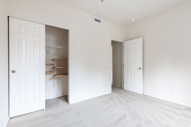 Building Photo - Beautifully Updated 2 Bedroom 2 Bath Sammamish Condo in Sundance at Klahanie!