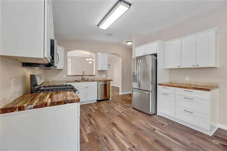 Kitchen - 2710 Greenlee Dr