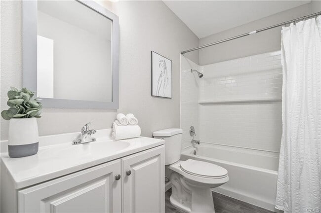Building Photo - Clean & updated 2 bed/2 bath condo availab...