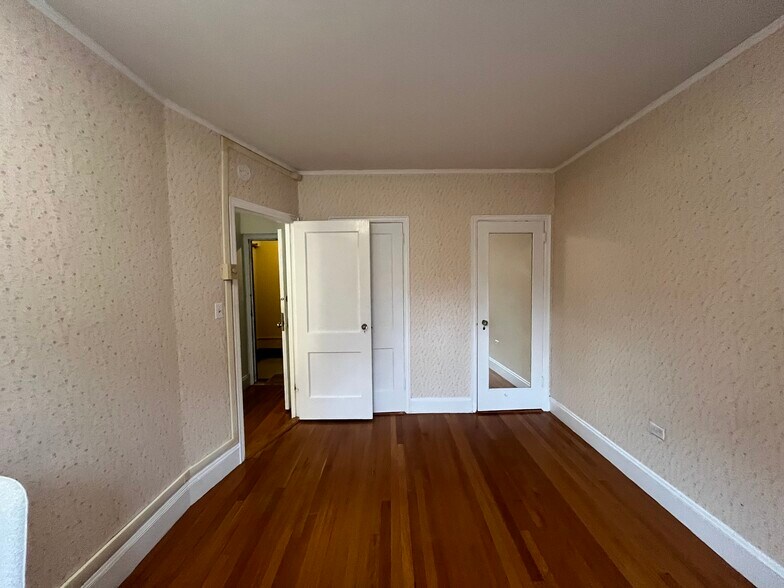 Building Photo - 988 Memorial Dr