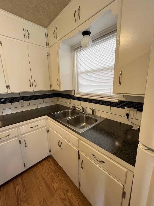 Building Photo - 1001 E 5th Ave