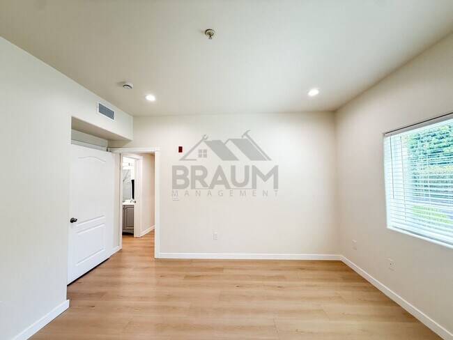 Building Photo - 10849 Fruitland Dr
