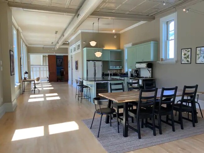 Building Photo - Enormous Upper Floor Unit in Heart of Downtown MKE