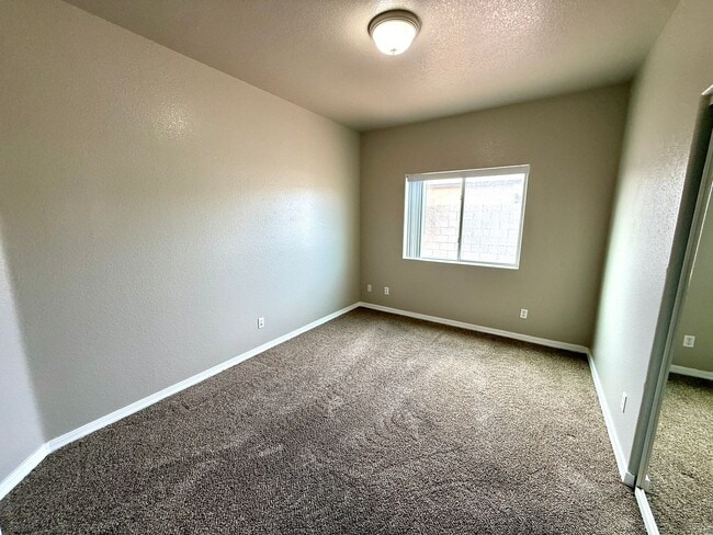 Building Photo - Great 3 Bedroom Duplex near the Kingman Hospital!