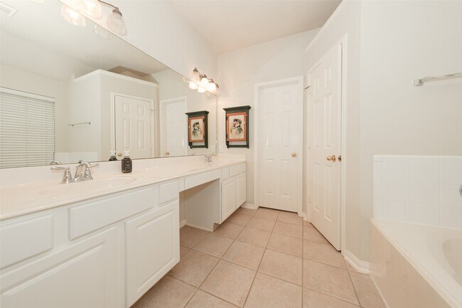 Building Photo - 21315 River Knoll Ln