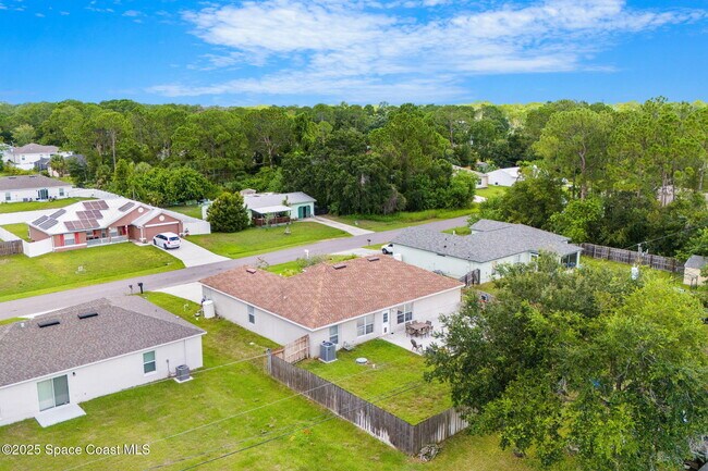 Building Photo - 413 Grenadier Ave NW