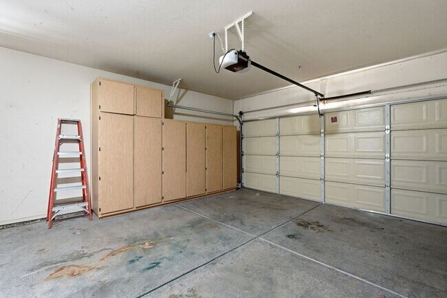 Building Photo - 4 Bed 2 Bath House with a pool!