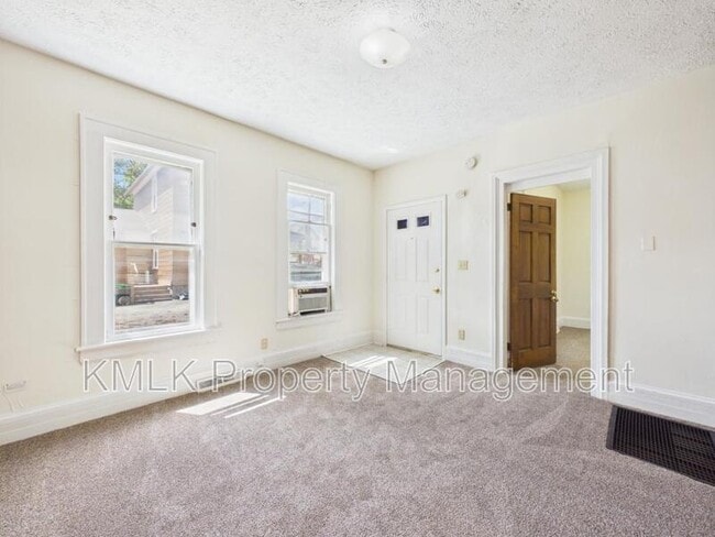 Building Photo - 484 Crouse St