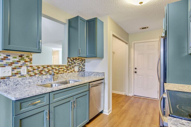 Building Photo - Spacious 3 Bedroom home