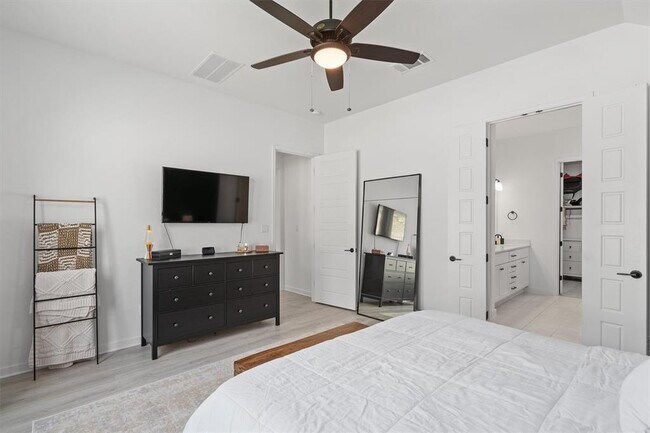 Building Photo - 332 Saturnia Dr