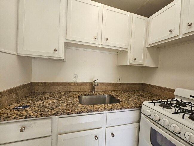 Building Photo - Highlands Adorable 1 Bedroom Apartment in ...