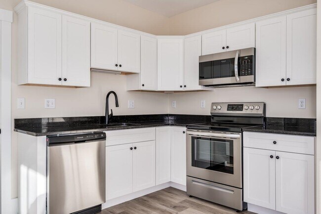 Building Photo - 553 Islington St