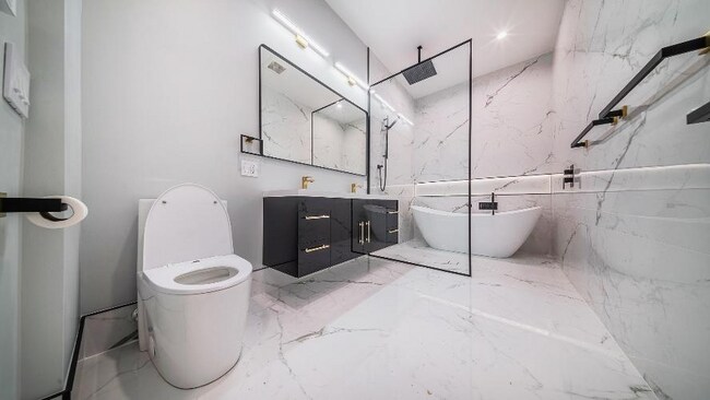 Building Photo - 2024 W Irving Park Rd