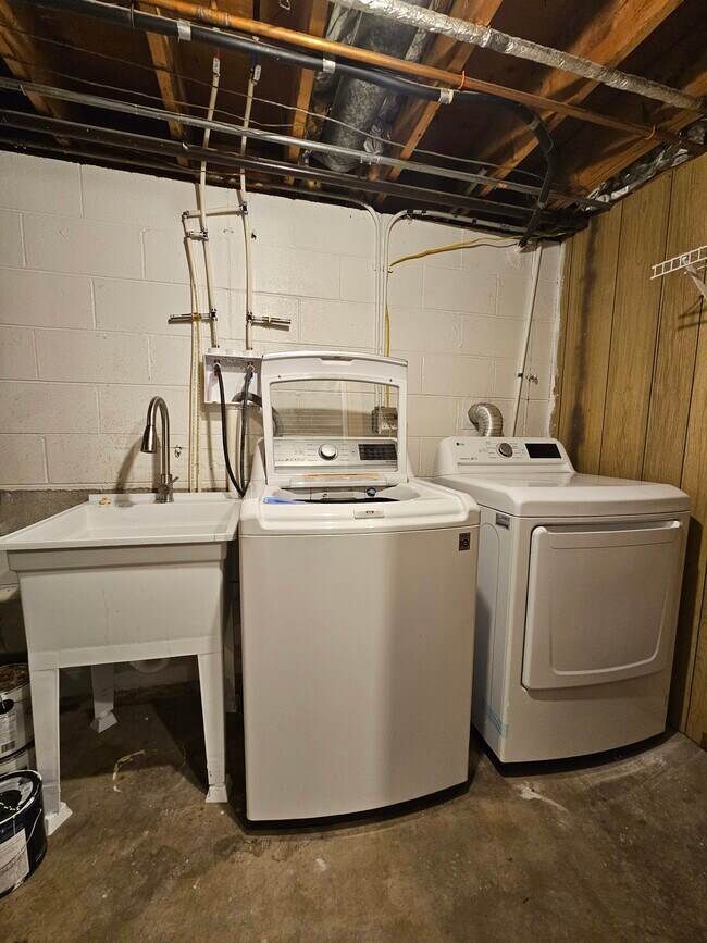 Building Photo - 9536 Elmwood Dr