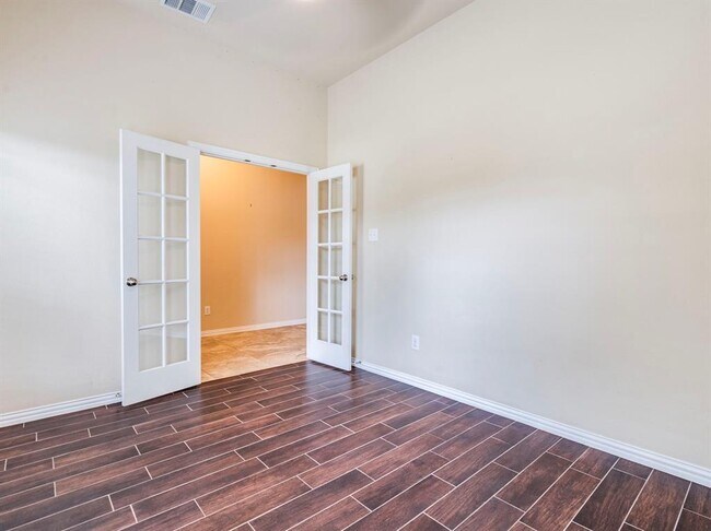 Building Photo - 327 Saffron Springs