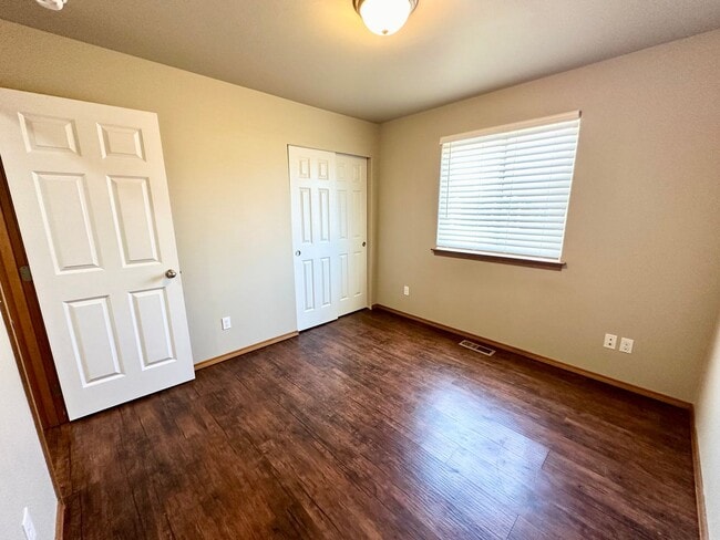 Building Photo - Spacious 3 Bedroom 2 Bathroom Home Now Available