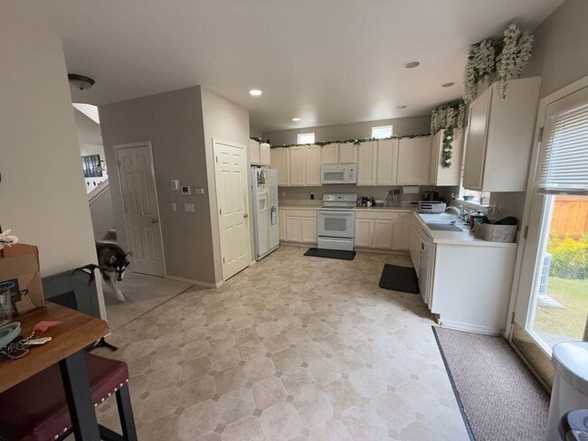 Building Photo - Darling Bellevue Home!