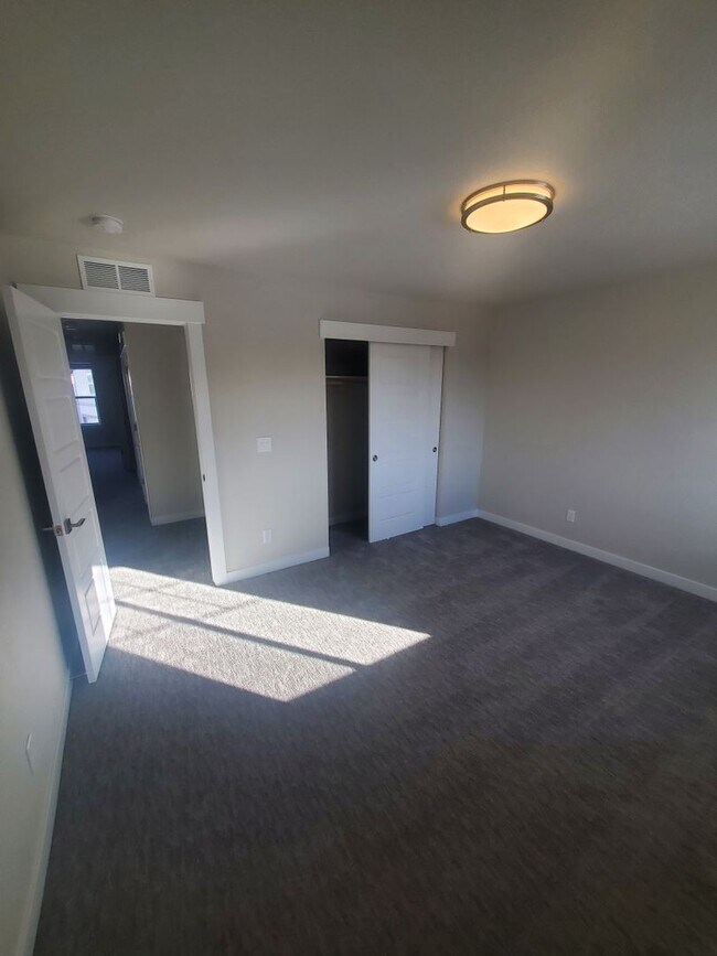 Building Photo - Updated and Very Spacious 3 Bedroom Townho...