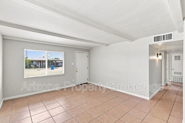 Building Photo - 3302 W Solano Dr S