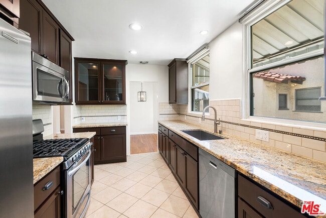 Building Photo - 119 N Orange Dr