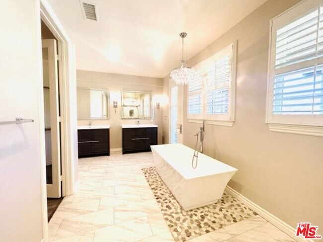 Building Photo - 4701 Luna Ct