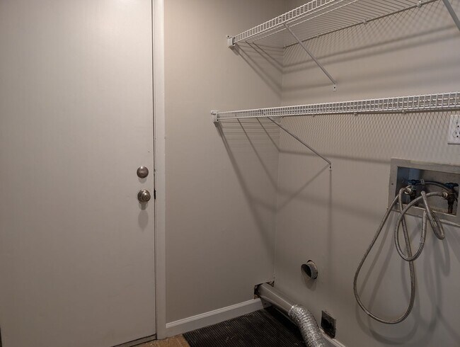 Building Photo - Cozy 2 story, 5 bedroom, 3.5 bathroom hous...