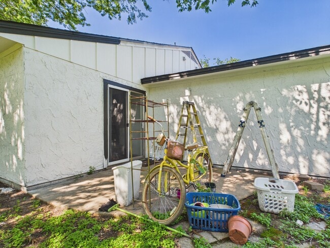 Building Photo - 1515 Pine Ridge Dr