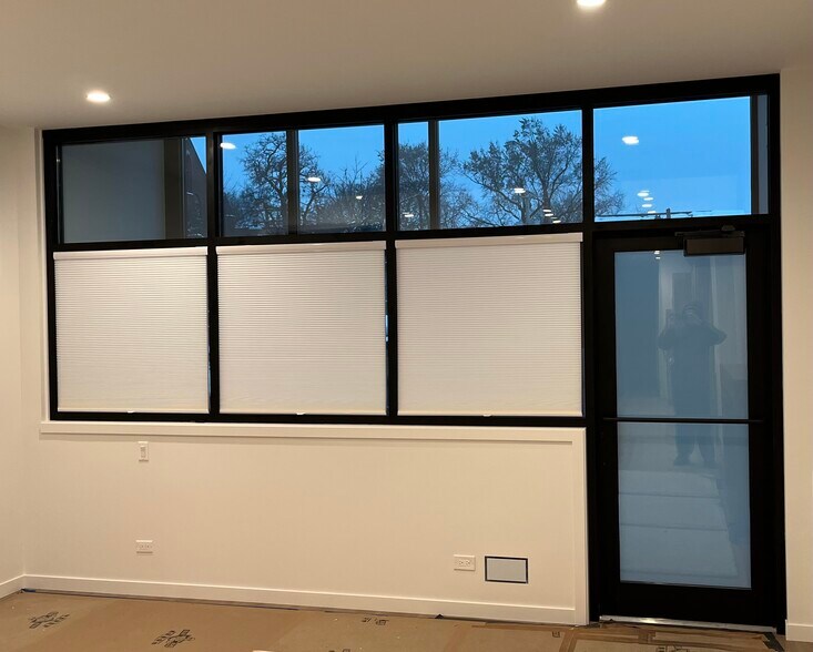 Building Photo - 934 W Diversey Pky