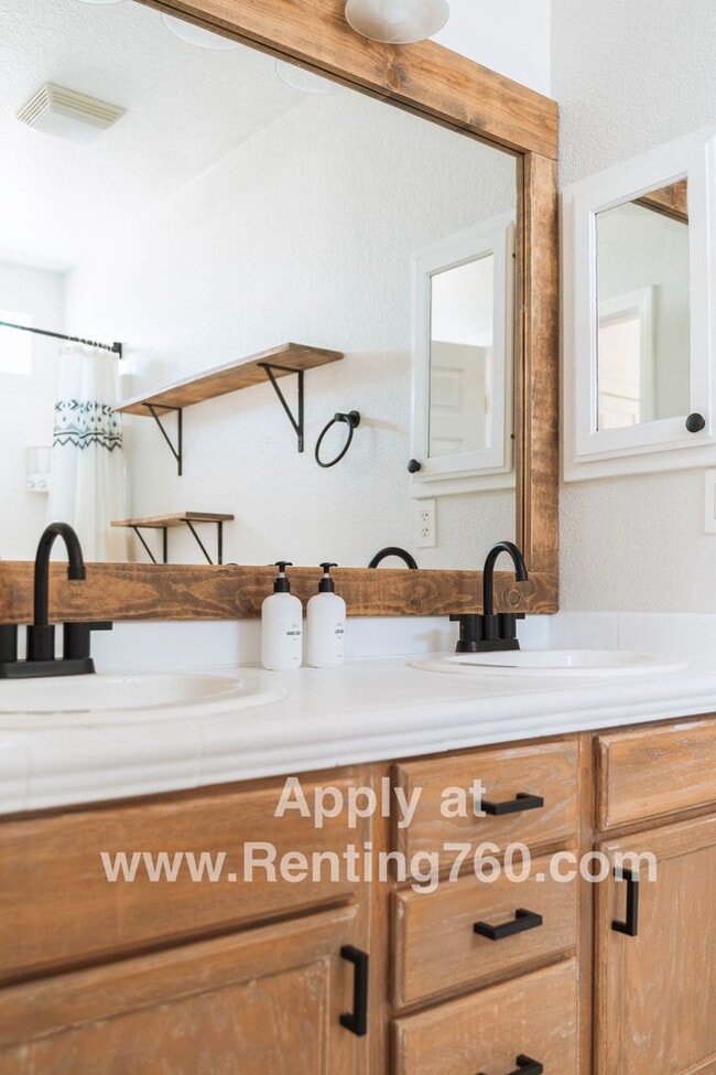 Building Photo - Huge 3 Bed 2 Bath Home With Spectacular City Views!