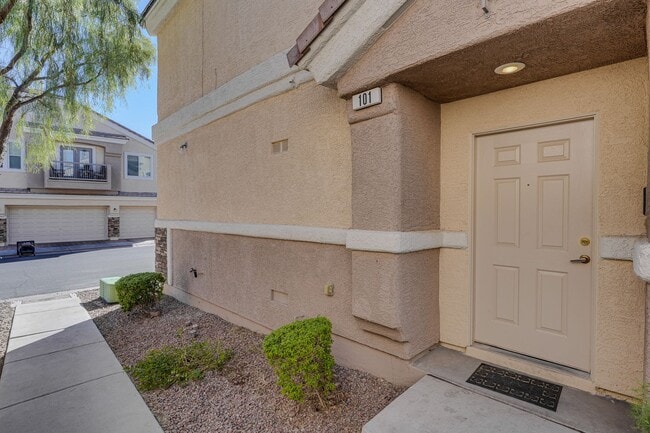 Building Photo - ** COMING SOON!!! ** Charming Henderson Townhome with Double-Sided Fireplace, Stainless Steel Kit...