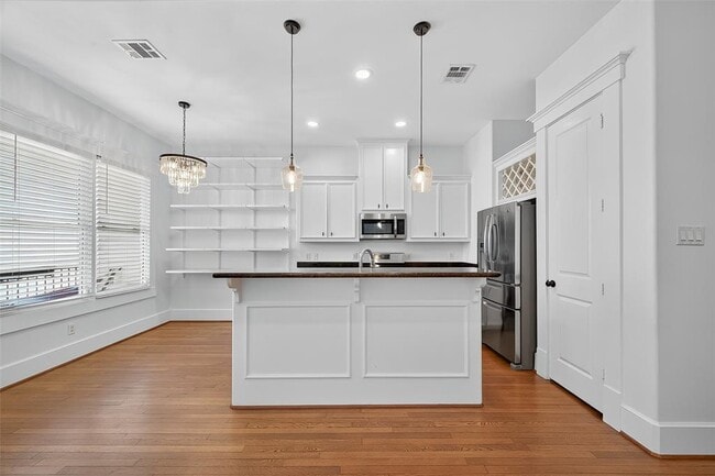 Building Photo - 1042 W 25th St