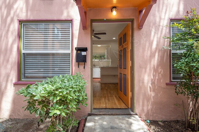Building Photo - Bankers Hill 1BR, Nestled Between Balboa P...