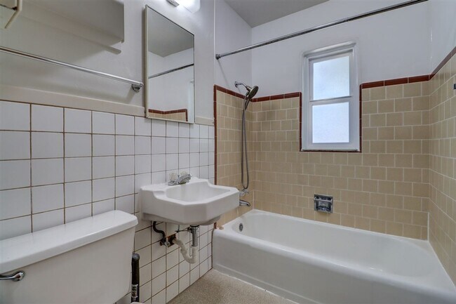 Building Photo - 116 E Leroux St