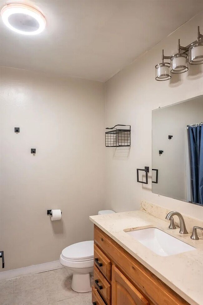 Building Photo - 5565 Cottonwood Dr